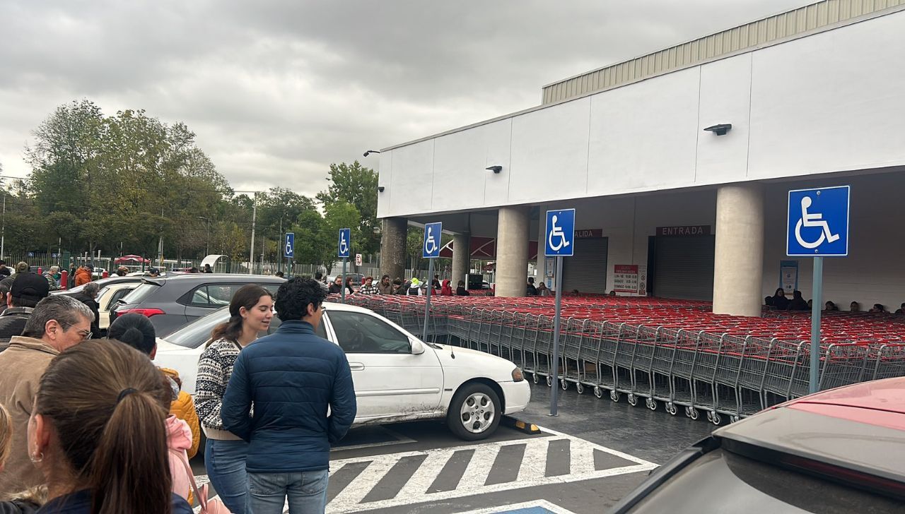 Video | ¿Otra vez? Costco en León se llena de largas filas por compras en Navidad