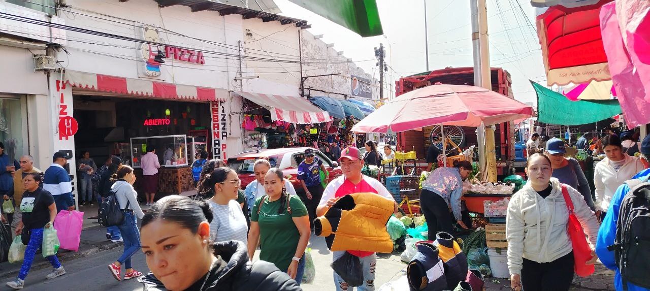 Mercados de Salamanca e Irapuato lucen abarrotados en vísperas de Nochebuena; vecinos piden no dejar basura