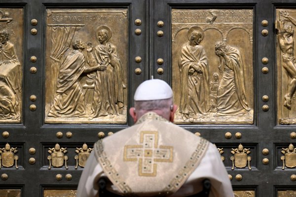 El Papa Francisco inaugura el Jubileo 2025 con la apertura de la Puerta Santa