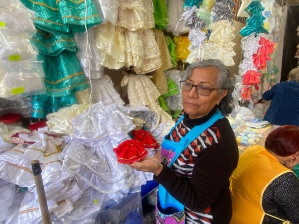 Tradición y dedicación: Gloria Romero, tercera generación en la confección de vestimenta para el Niño Dios en León 