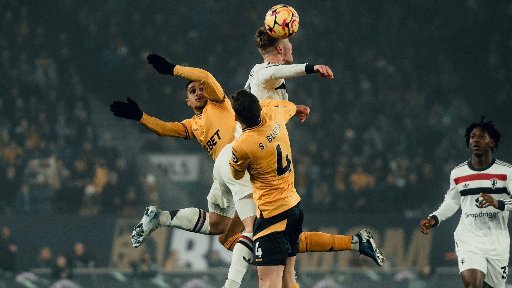 Matheus Cunha anota gol olímpico y Wolves hunde al Manchester United en Boxing Day