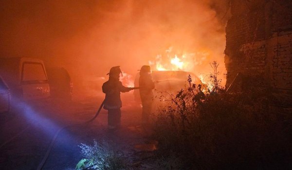 Incendio en Pénjamo, deja como saldo dos camionetas calcinadas