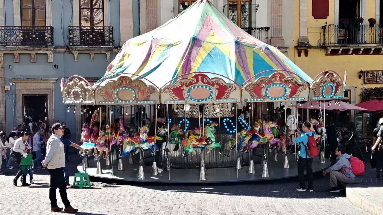 Video| Jóvenes vandalizan el carrusel navideño en Guanajuato capital