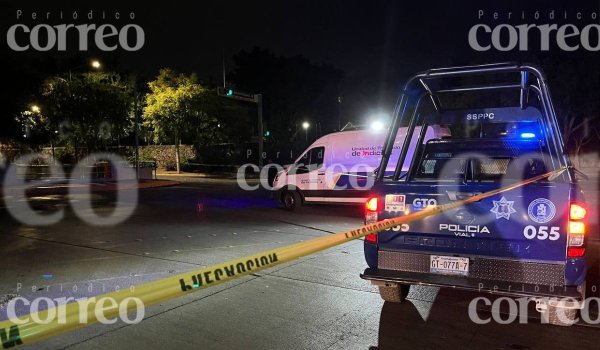 Motociclista tras pasarse el rojo choca contra camioneta en León