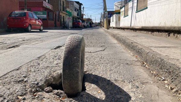 Vecinos de Silao temen socavón en calle Pino Suárez, urgen atención