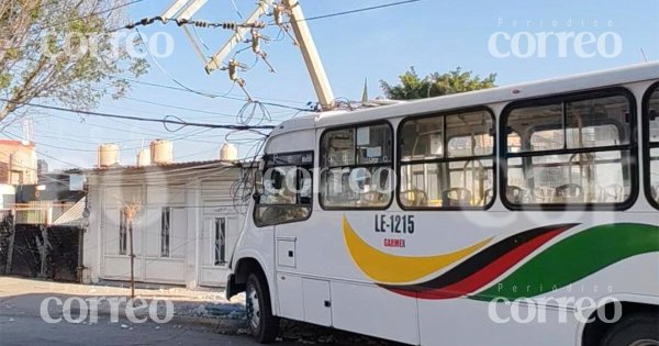 Camión de transporte público choca contra postes y deja a colonia de León sin luz