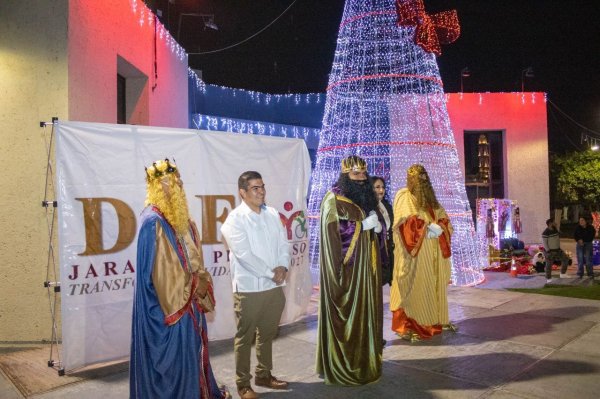 Niños de Jaral del Progreso disfrutan la primera Cabalgata de Reyes Magos