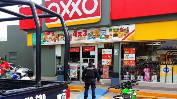 Intentan asaltar Oxxo de Valle de Santiago; lanzan botella con gasolina para incendiarlo