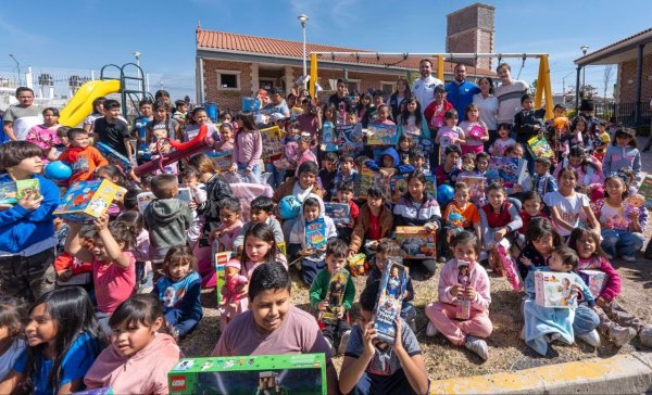 Diputados participan en la entrega de juguetes en colonias de León 