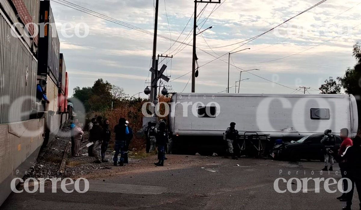 Camión urbano de Celaya es golpeado por el tren, cae sobre carro y deja 2 heridos