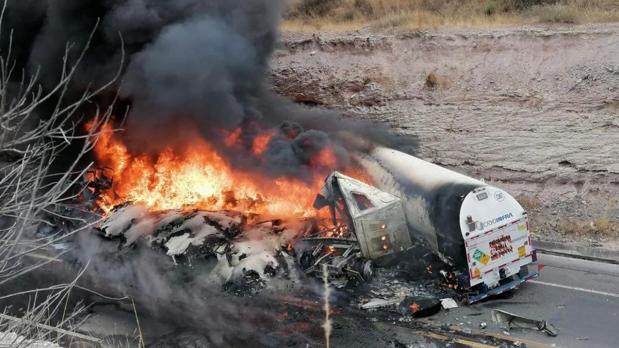 Chocan dos tráilers en carretera Silao-San Felipe y reportan cierre vial