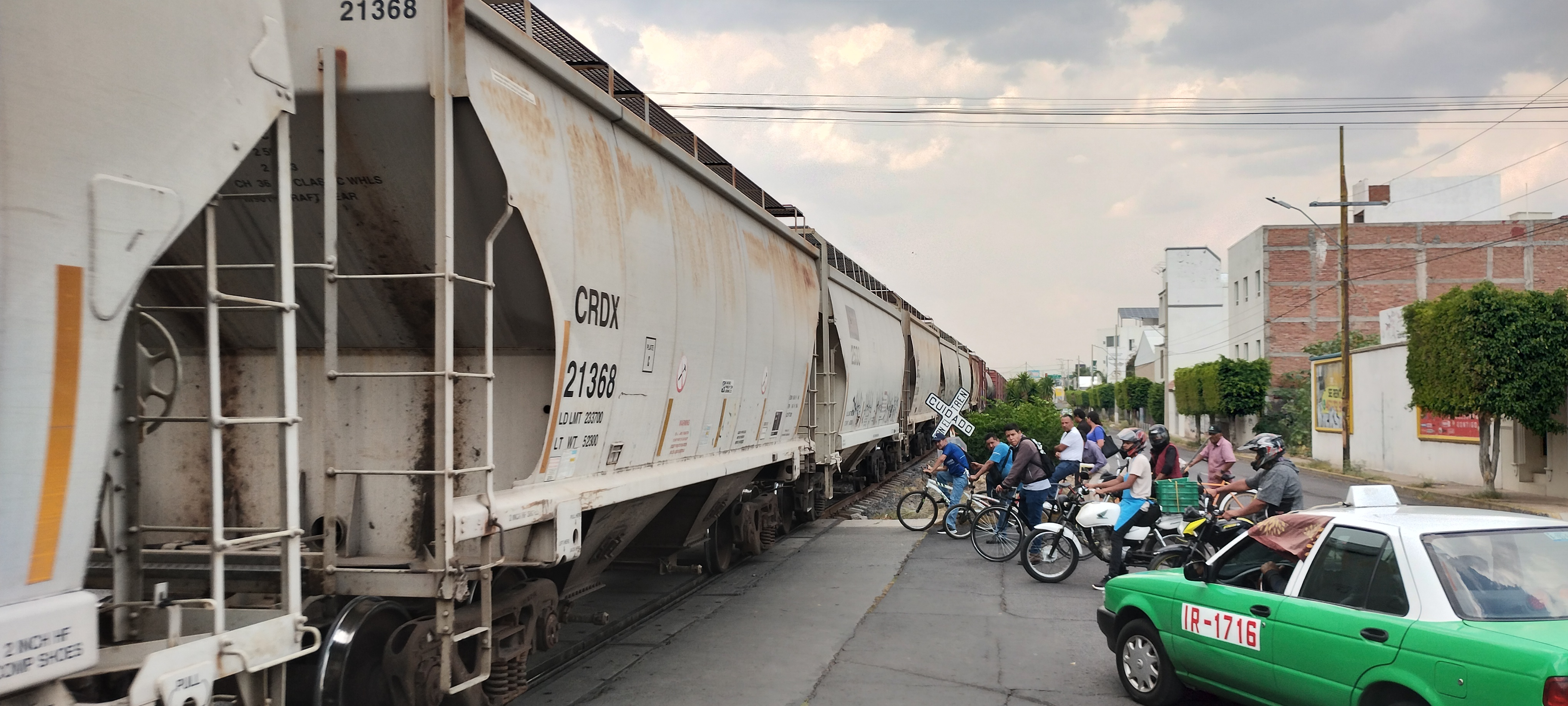 Obras y pasos ferroviarios desquician tráfico en Irapuato 