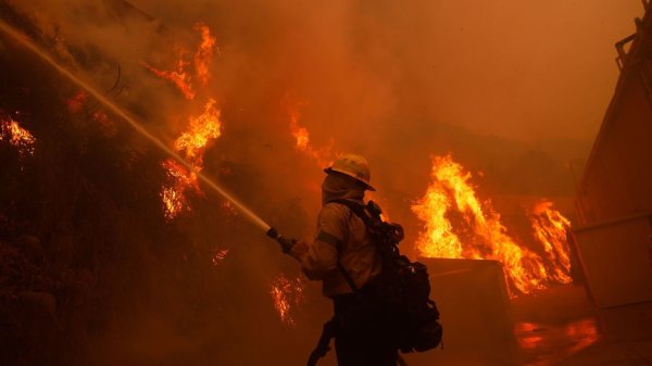 ¿Qué está pasando en Los Ángeles? Más de 30 mil personas evacuan la ciudad 