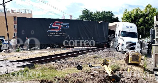 Video | Tren impacta tráiler en Celaya y deja daños materiales sin heridos