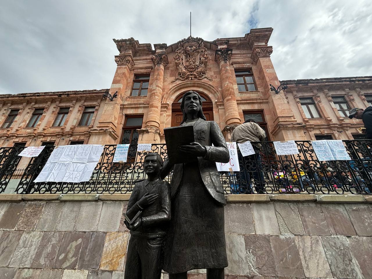 Protestan estudiantes de la Normal de Guanajuato; denuncian abusos y exigen destituciones