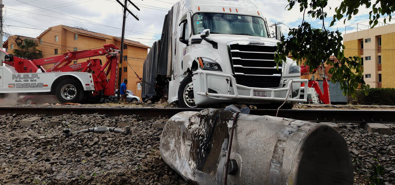 Exigen plumas y señaléticas tras choque de tráiler contra tren en Celaya 