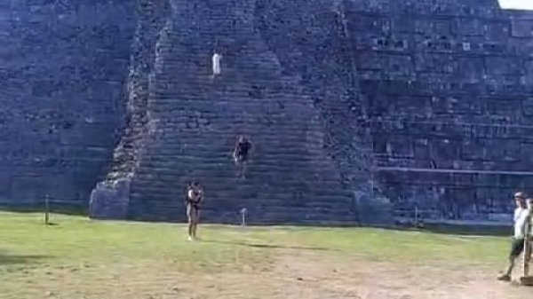 Video| Captan a turistas extranjeros subiendo al Castillo de Chicén Itzá