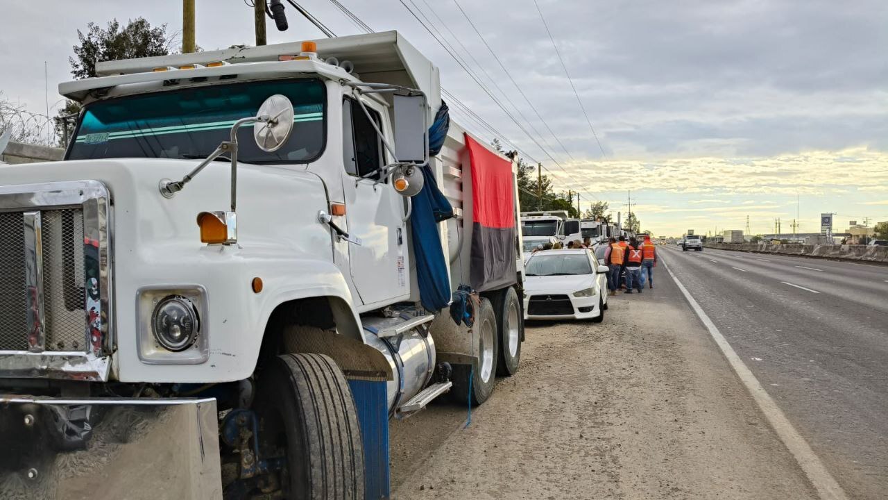 Transportistas se manifiestan en construcción de centro de distribución de Walmart