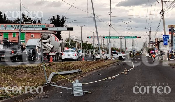 Hombre baleado tumba dos postes de luz en Celaya mientras huía de ataque y muere 