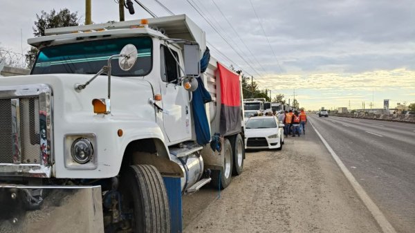 Transportistas se manifiestan en construcción de centro de distribución de Walmart