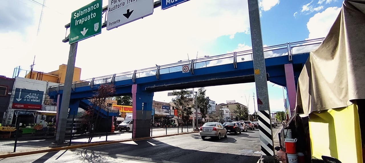 Comienzan reparaciones de puente peatonal en bulevar Adolfo López Mateos, en Celaya