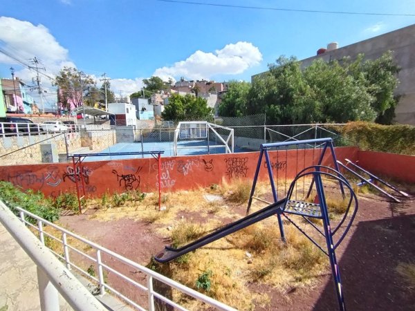 Entre el abandono y el vandalismo dejan a la cancha del Cerro del Gallo en Guanajuato 