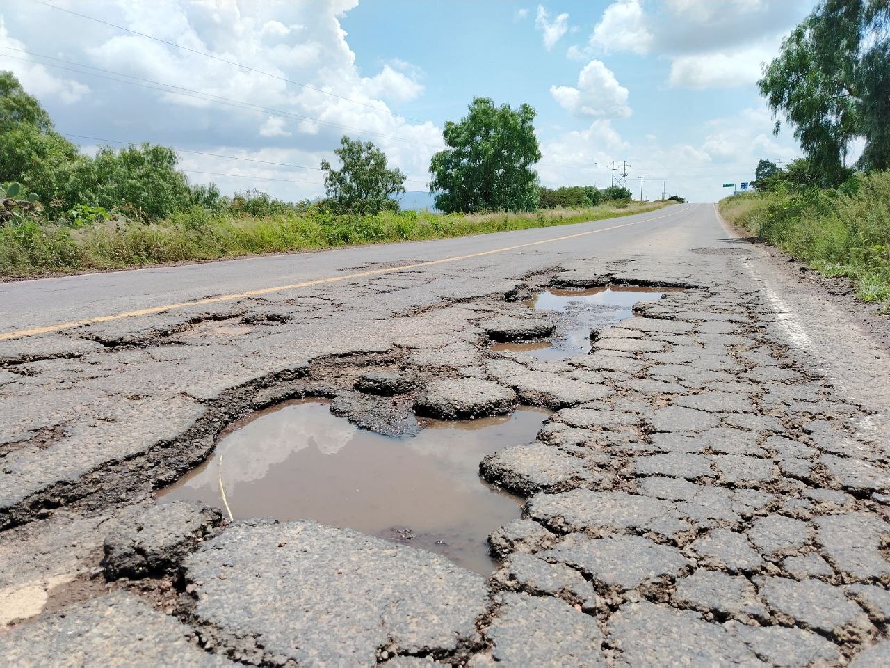 Reparan ¡por fin! baches en carreteras federales de municipios de Guanajuato