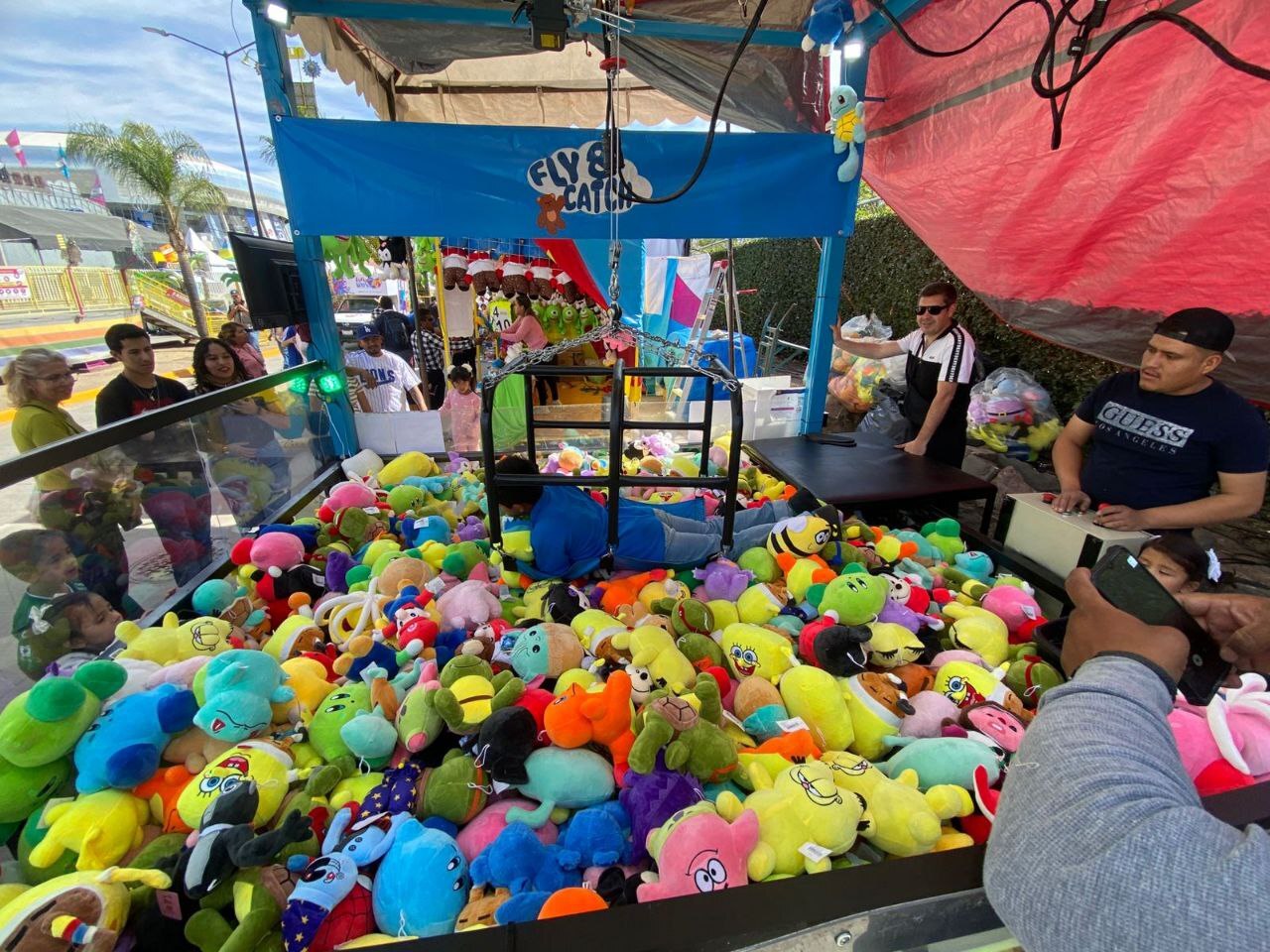 Fly y Catch, el juego que conquista a chicos y grandes en la Feria de León 2025