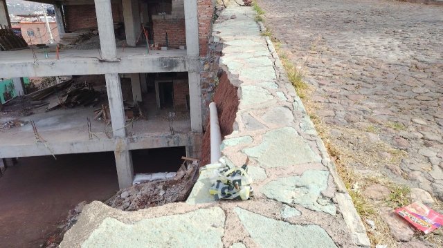 Se derrumba banqueta en Guanajuato capital; peligran vecinos de Cerro del Gallo 