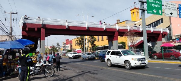 Entre críticas por su color, abre puente peatonal del bulevar López Mateos en Celaya 