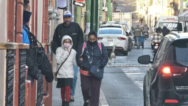 Con todo y frente frío, guanajuatenses salen a trabajar y a clases 