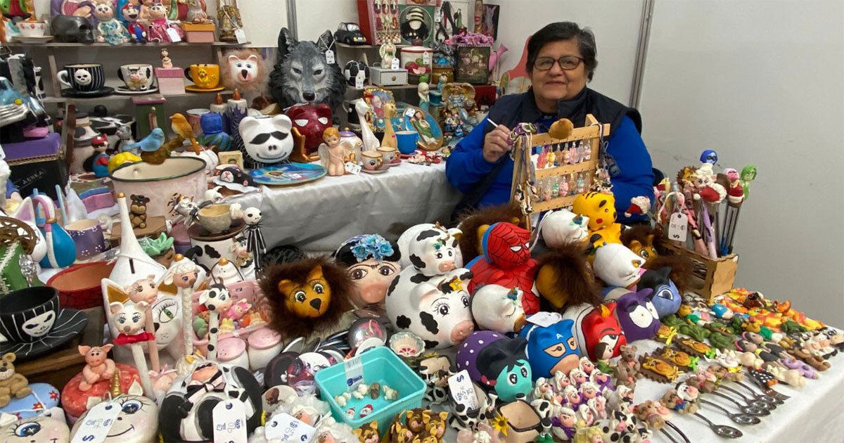 Desde Dolores Hidalgo, Olga lleva color y tradición a la Feria de León con alcancías pintadas a mano