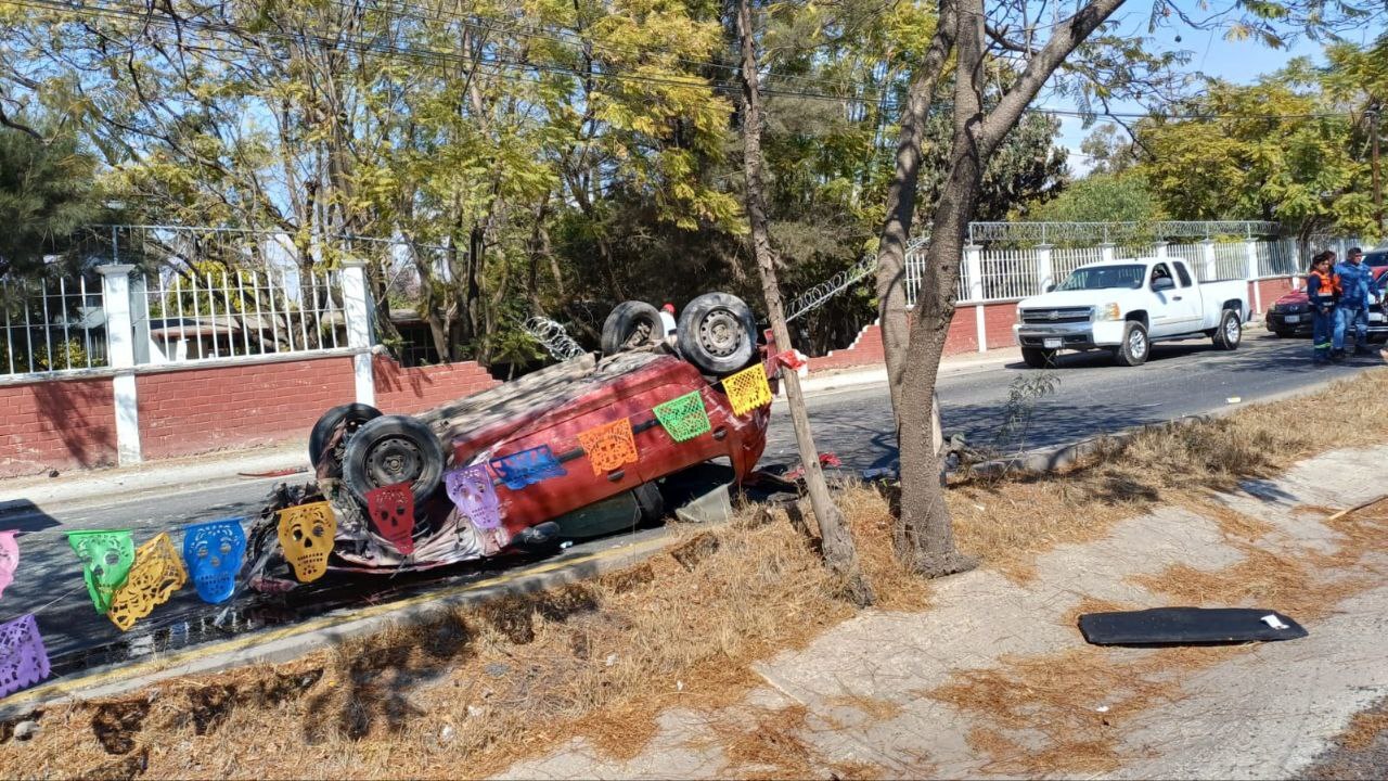 Madre e hija sobreviven a aparatosa volcadura en la carretera Silao-Guanajuato