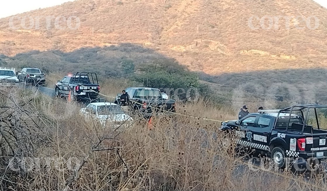 Hallan restos humanos en camioneta abandonada en la Valle de Santiago-Uriangato