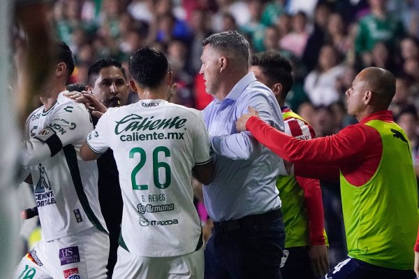 Óscar García es expulsado por patear a un jugador de León: ¿cuántos partidos podría perderse?