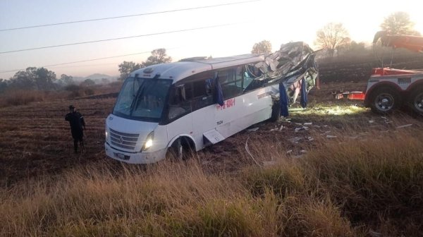 Ataque armado contra camión de personal en Celaya ocasiona accidente