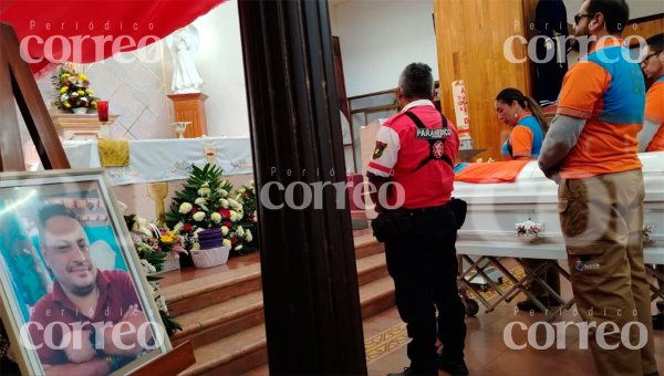 Despiden a paramédico de Celaya asesinado sobre la ambulancia que condujo en vida