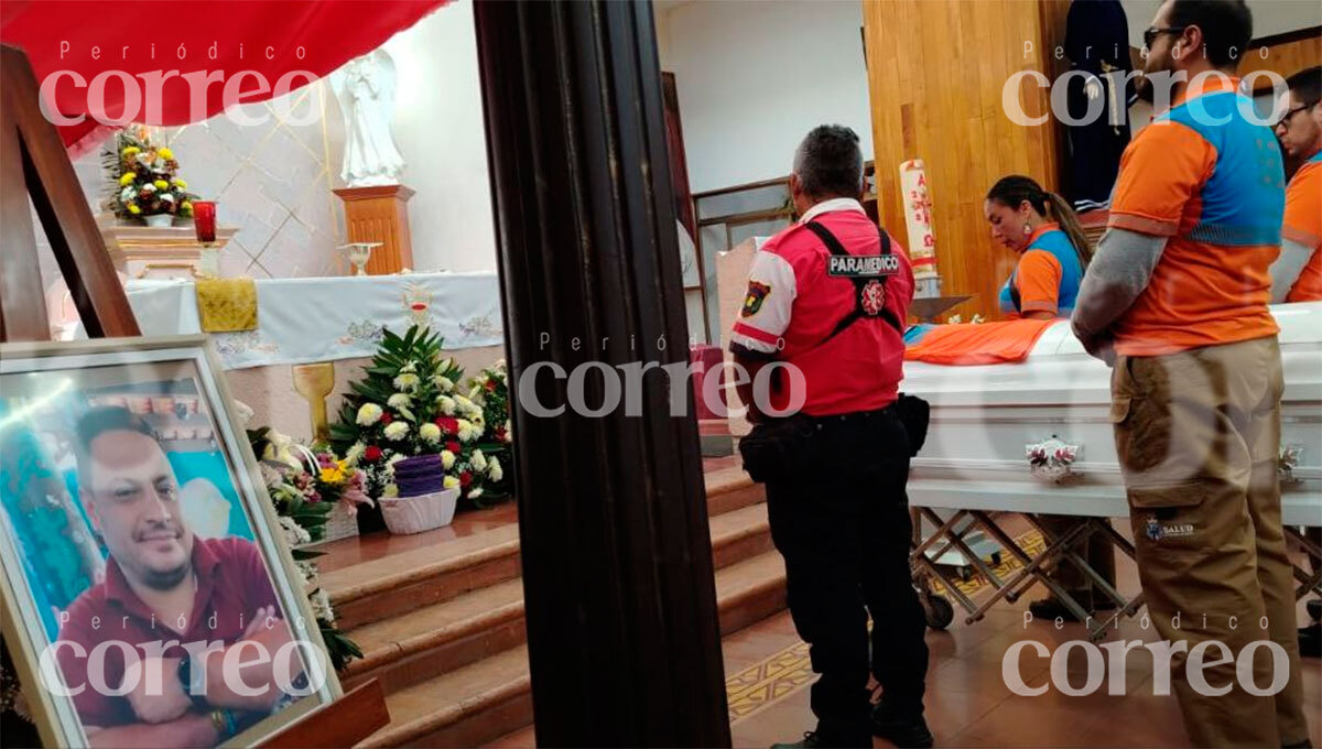 Despiden a paramédico de Celaya asesinado sobre la ambulancia que condujo en vida