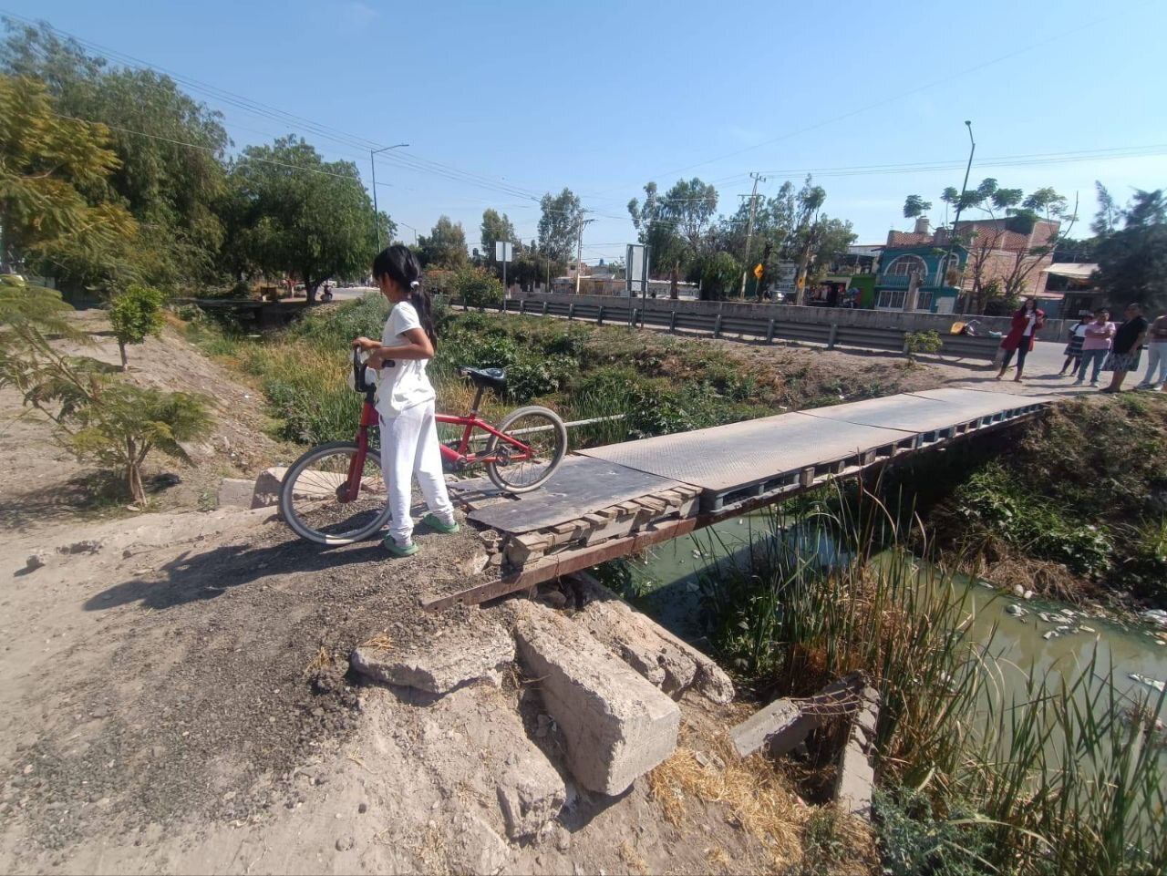 Cruzar el puente de San Antonio Gallardo en Celaya es un riesgo diario para la comunidad