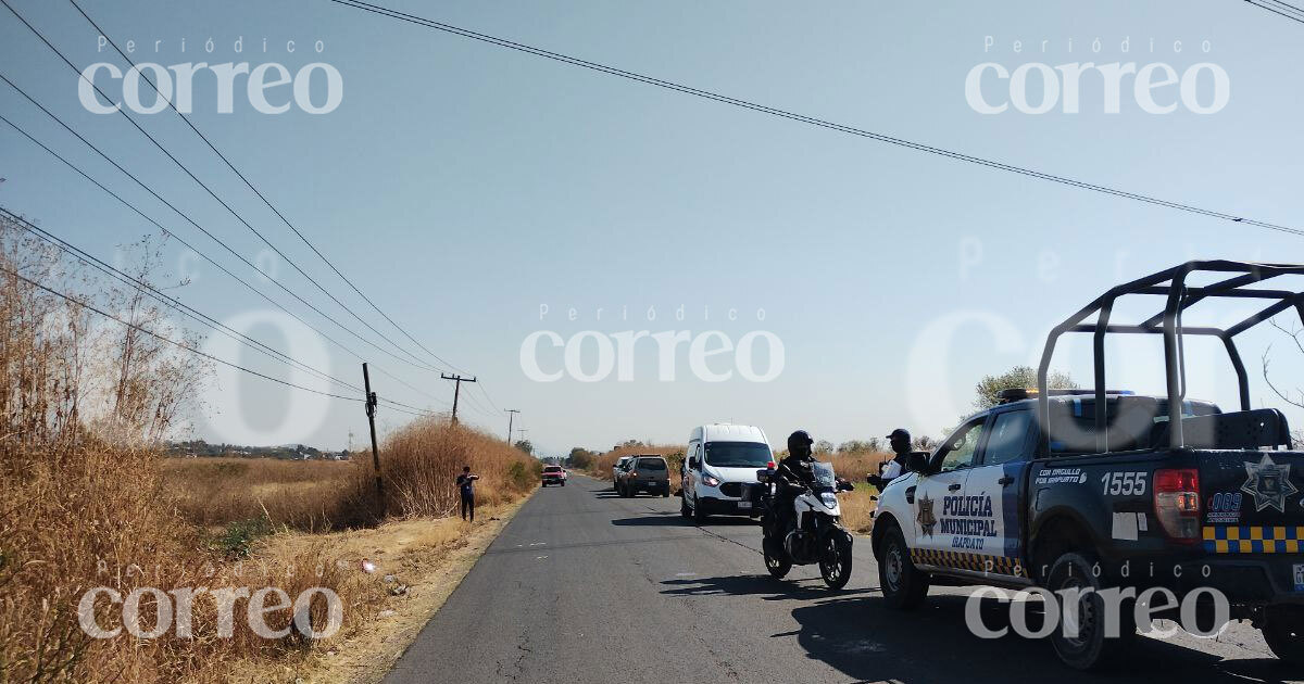 Hombre cae de camioneta y muere atropellado en carretera de Irapuato