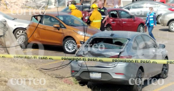 Intento de asalto causa aparatoso choque en la carretera Salvatierra-Celaya