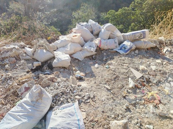 Basura y escombro invaden camino a la Presa de Mata en Guanajuato