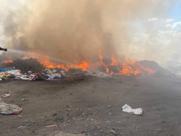 Bomberos combaten incendio en basurero clandestino de Abasolo; preocupa contaminación 