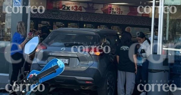 ¡De frente! Dos vehículos se estrellan contra un Oxxo en Salamanca; hay un herido