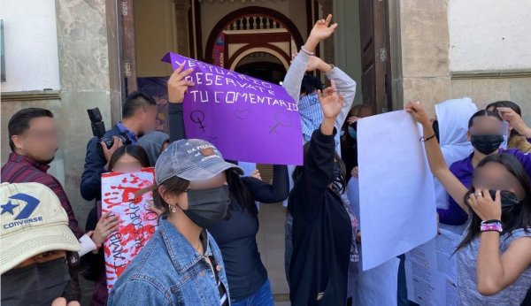 Estudiantes de prepa oficial de Silao llevan protestas por acoso a la Presidencia Municipal