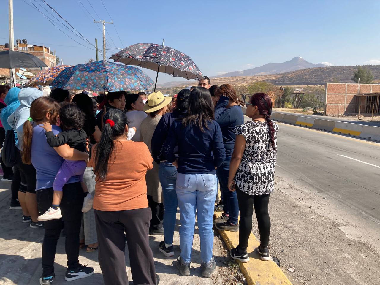 Denuncian cierre de paso peatonal en la carretera Silao-San Felipe; preocupan riesgos de accidentes