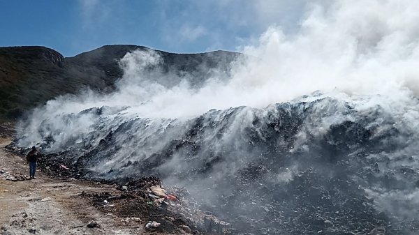 Viento aviva incendio en relleno sanitario de San José Iturbide 