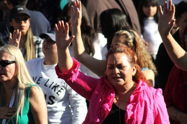 Miles oran por la paz en Celaya durante evento cristiano en la Calzada Independencia