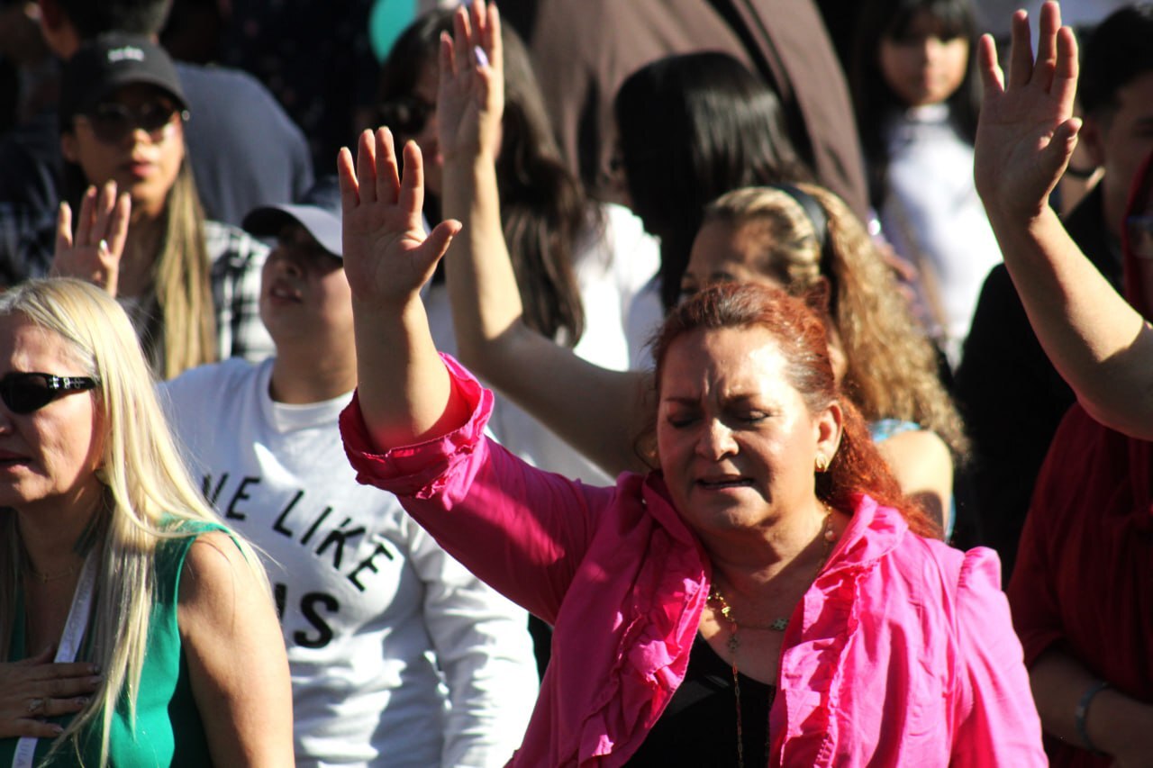 Miles oran por la paz en Celaya durante evento cristiano en la Calzada Independencia