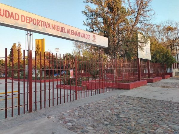 Edificios municipales de Celaya pintados en colores guinda, amarillos y rojos, generan controversia